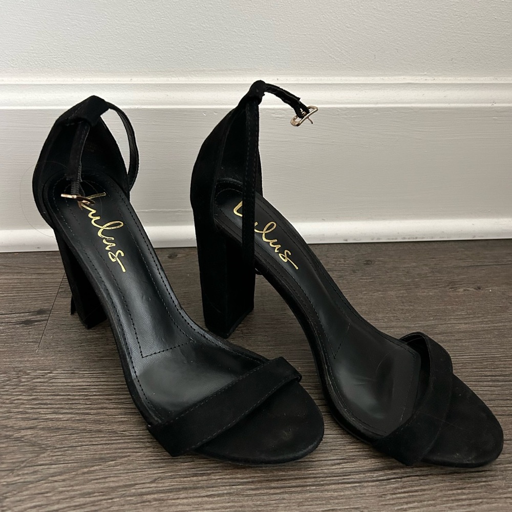 Lulu’s black heels